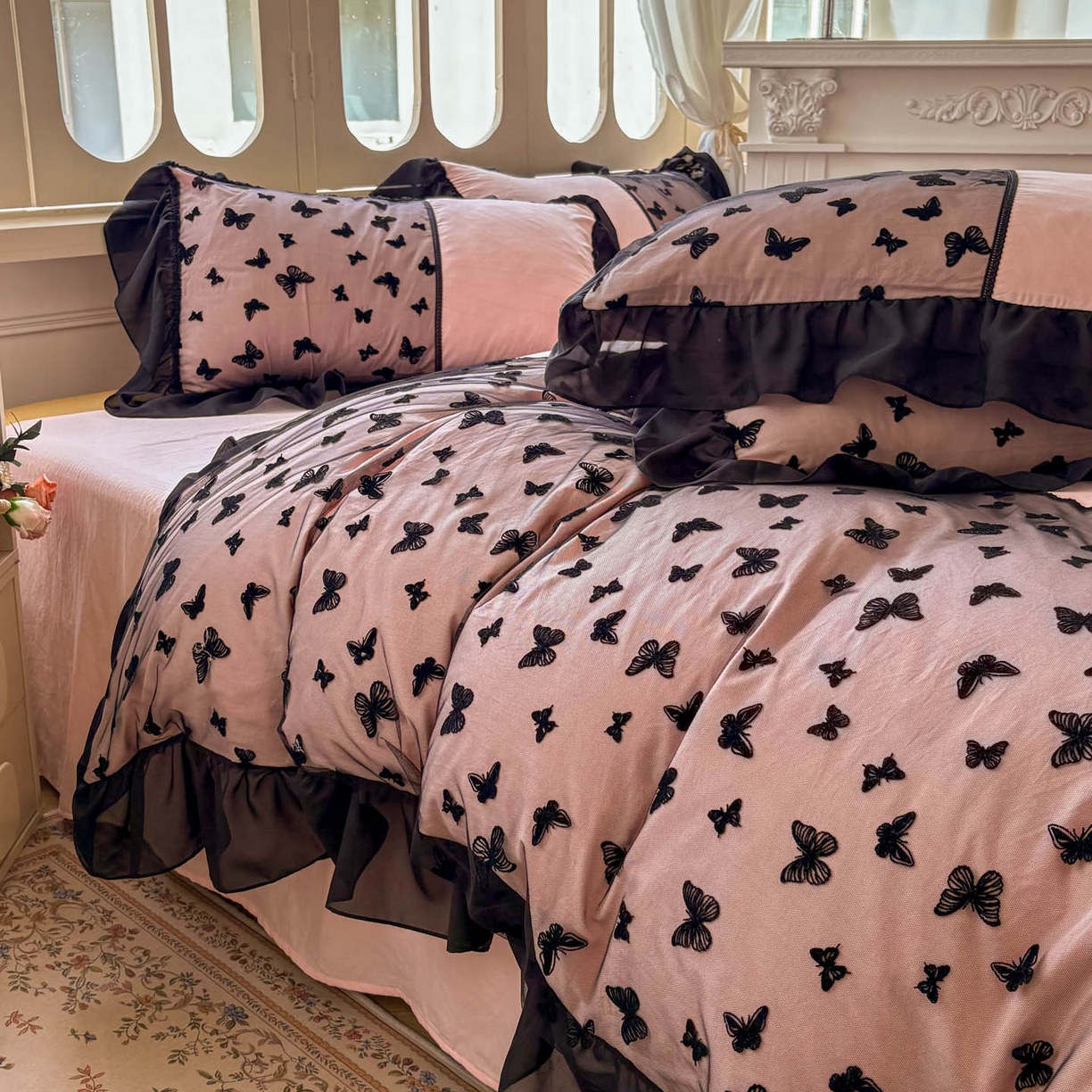 91家纺网 家纺一手货源 找家纺 韩秀家纺 2025法式超柔水洗棉蕾丝花边床裙四件套工艺款床罩床笠款皱皱纱云朵棉四件套-蝴蝶梦境 蝴蝶梦境-粉色