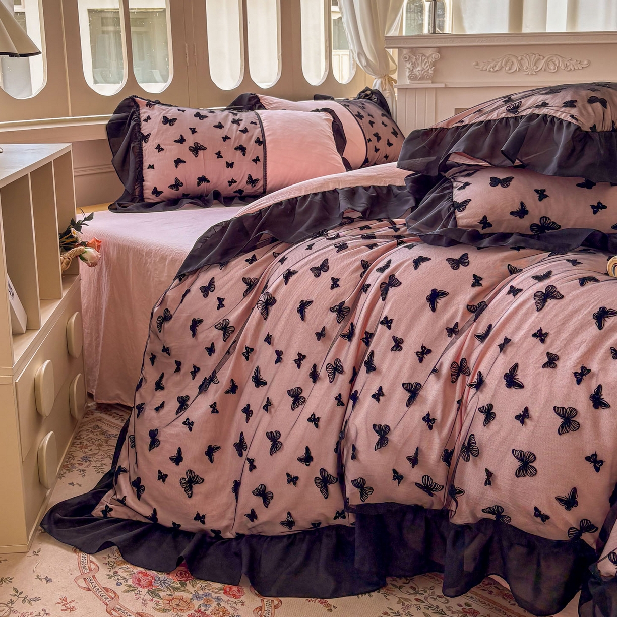 91家纺网 家纺一手货源 找家纺 韩秀家纺 2025法式超柔水洗棉蕾丝花边床裙四件套工艺款床罩床笠款皱皱纱云朵棉四件套-蝴蝶梦境 蝴蝶梦境-粉色