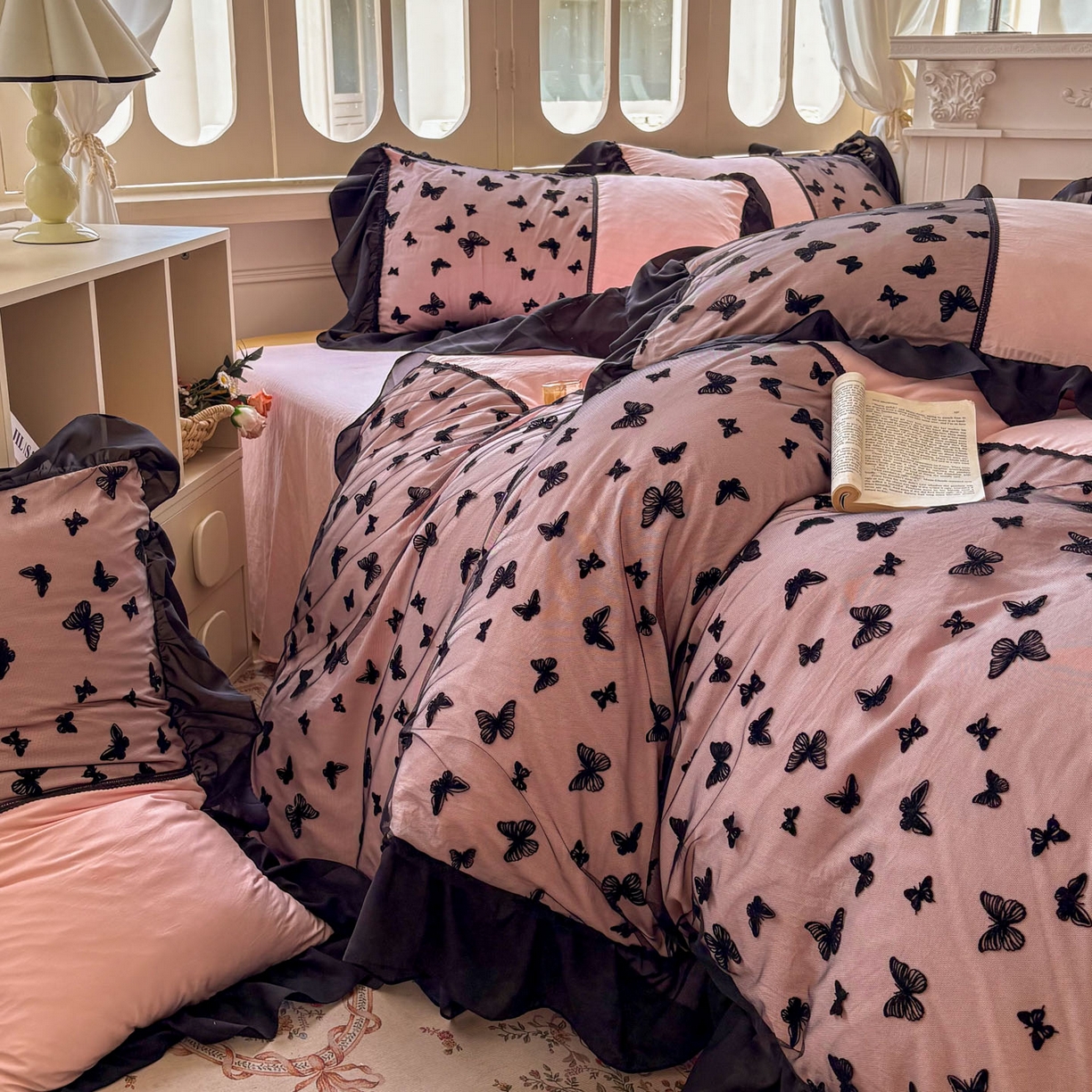 91家纺网 家纺一手货源 找家纺 韩秀家纺 2025法式超柔水洗棉蕾丝花边床裙四件套工艺款床罩床笠款皱皱纱云朵棉四件套-蝴蝶梦境 蝴蝶梦境-粉色