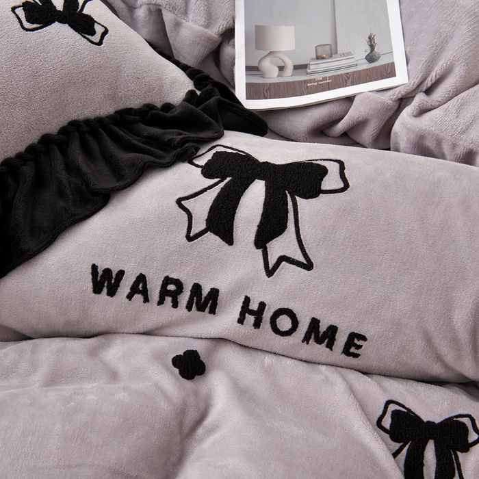 91家纺网 家纺一手货源 找家纺 梦之星 2025新款9斤毛巾绣韩式花边牛奶绒四件套 蝴蝶结-灰