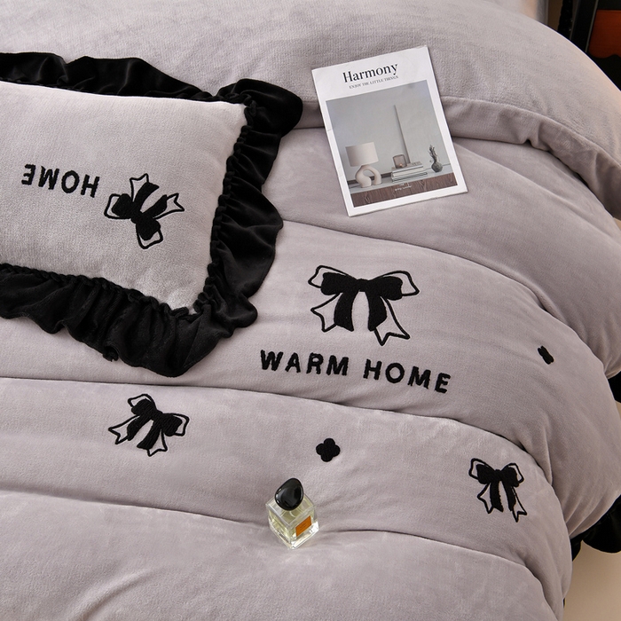 91家纺网 家纺一手货源 找家纺 梦之星 2025新款9斤毛巾绣韩式花边牛奶绒四件套 蝴蝶结-灰