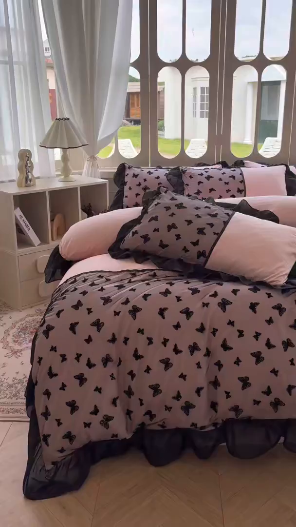 91家纺网 家纺一手货源 找家纺 韩秀家纺 2025法式超柔水洗棉蕾丝花边床裙四件套工艺款床罩床笠款皱皱纱云朵棉四件套-蝴蝶梦境 蝴蝶梦境-粉色