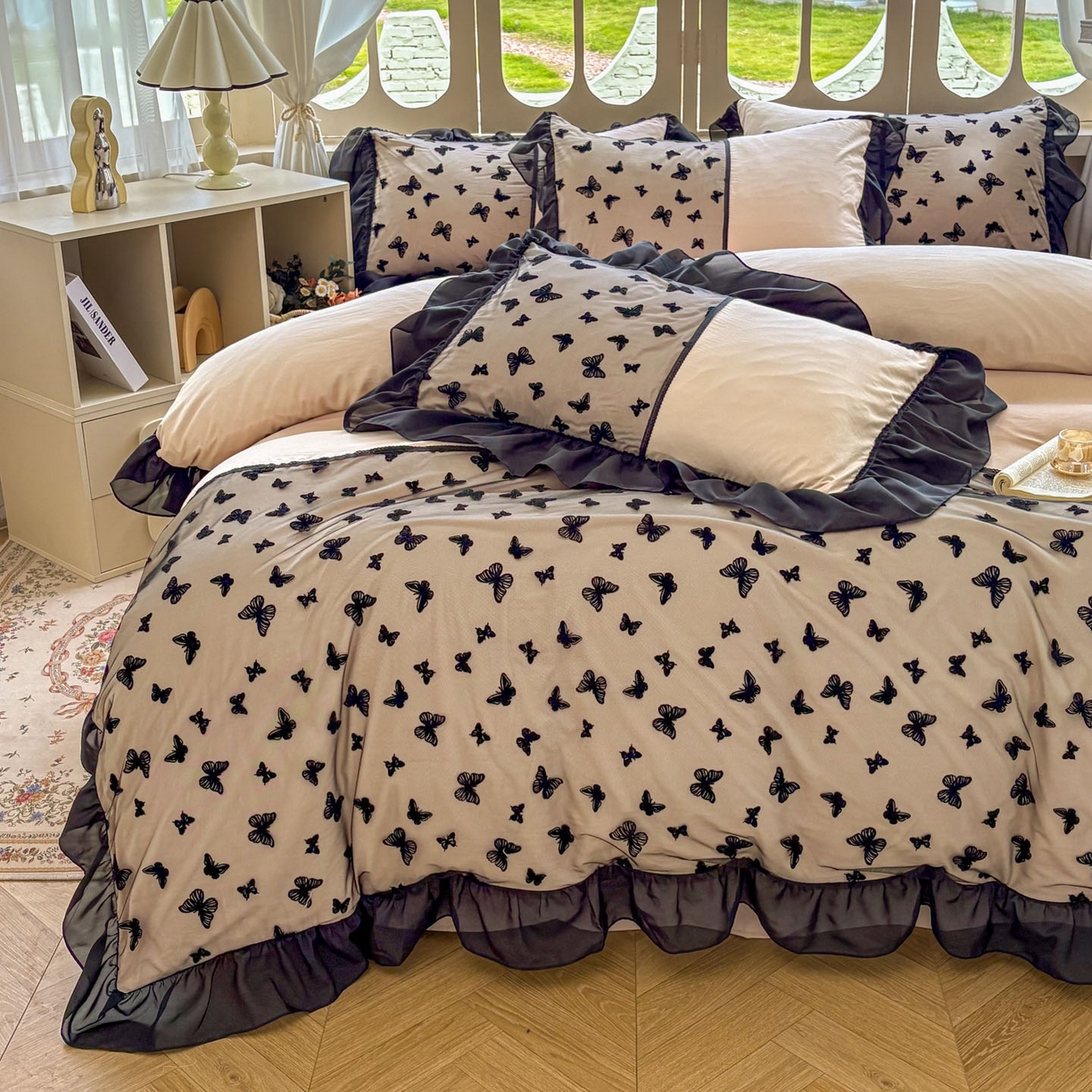 91家纺网 家纺一手货源 找家纺 韩秀家纺 2025法式超柔水洗棉蕾丝花边床裙四件套工艺款床罩床笠款皱皱纱云朵棉四件套-蝴蝶梦境 蝴蝶梦境-咖色