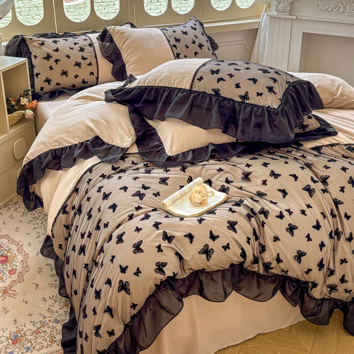 91家纺网 家纺一手货源 找家纺 韩秀家纺 2025法式超柔水洗棉蕾丝花边床裙四件套工艺款床罩床笠款皱皱纱云朵棉四件套-蝴蝶梦境 蝴蝶梦境-咖色