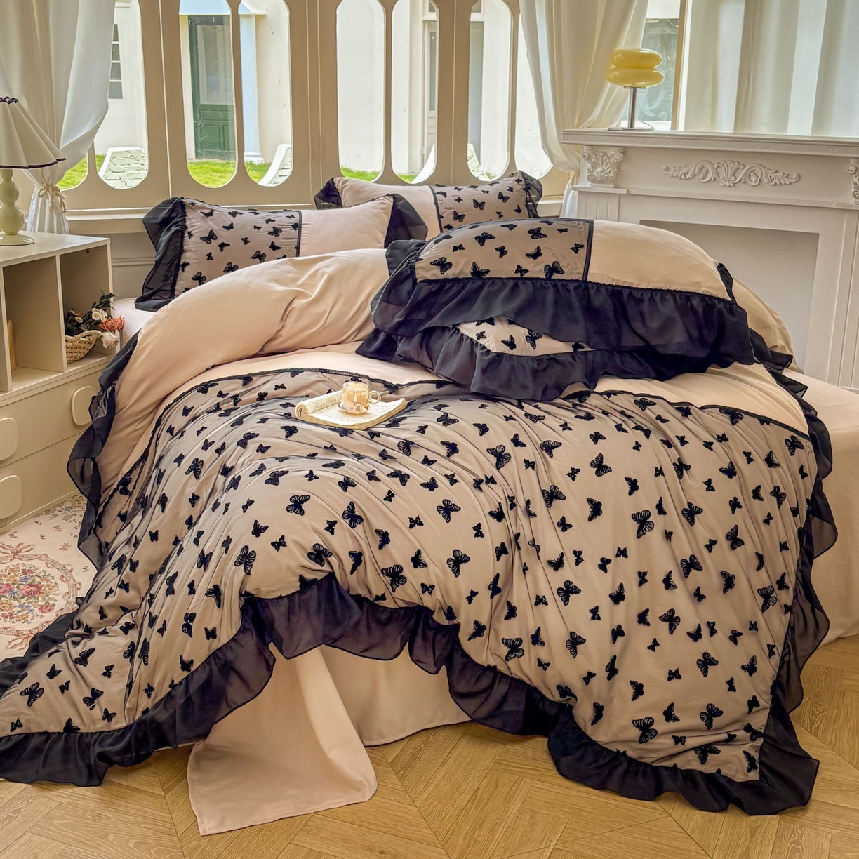 91家纺网 家纺一手货源 找家纺 韩秀家纺 2025法式超柔水洗棉蕾丝花边床裙四件套工艺款床罩床笠款皱皱纱云朵棉四件套-蝴蝶梦境 蝴蝶梦境-咖色