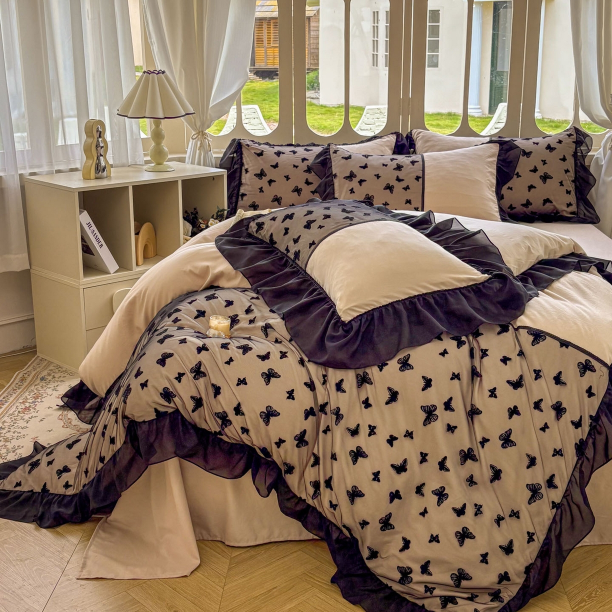 91家纺网 家纺一手货源 找家纺 韩秀家纺 2025法式超柔水洗棉蕾丝花边床裙四件套工艺款床罩床笠款皱皱纱云朵棉四件套-蝴蝶梦境 蝴蝶梦境-咖色