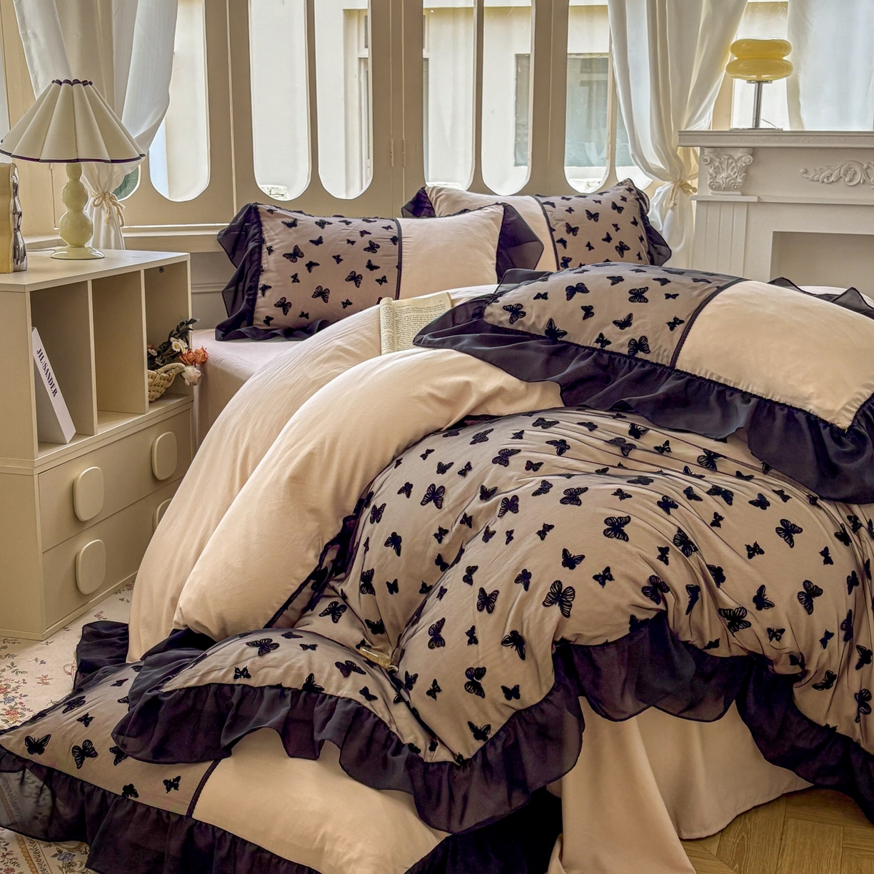 91家纺网 家纺一手货源 找家纺 韩秀家纺 2025法式超柔水洗棉蕾丝花边床裙四件套工艺款床罩床笠款皱皱纱云朵棉四件套-蝴蝶梦境 蝴蝶梦境-咖色