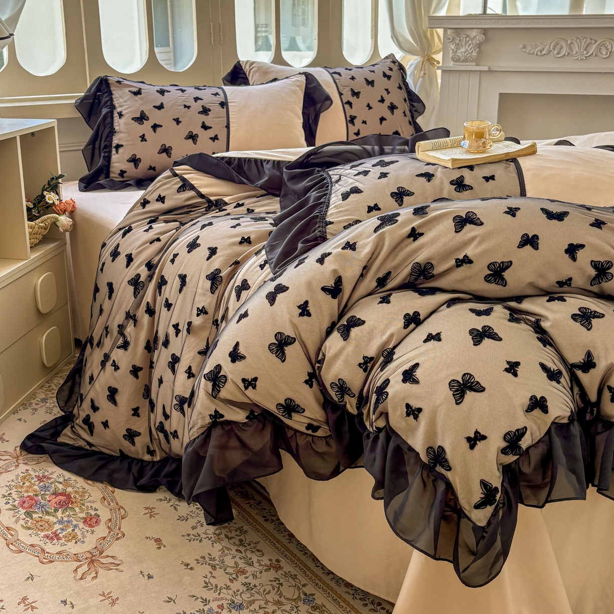 91家纺网 家纺一手货源 找家纺 韩秀家纺 2025法式超柔水洗棉蕾丝花边床裙四件套工艺款床罩床笠款皱皱纱云朵棉四件套-蝴蝶梦境 蝴蝶梦境-咖色