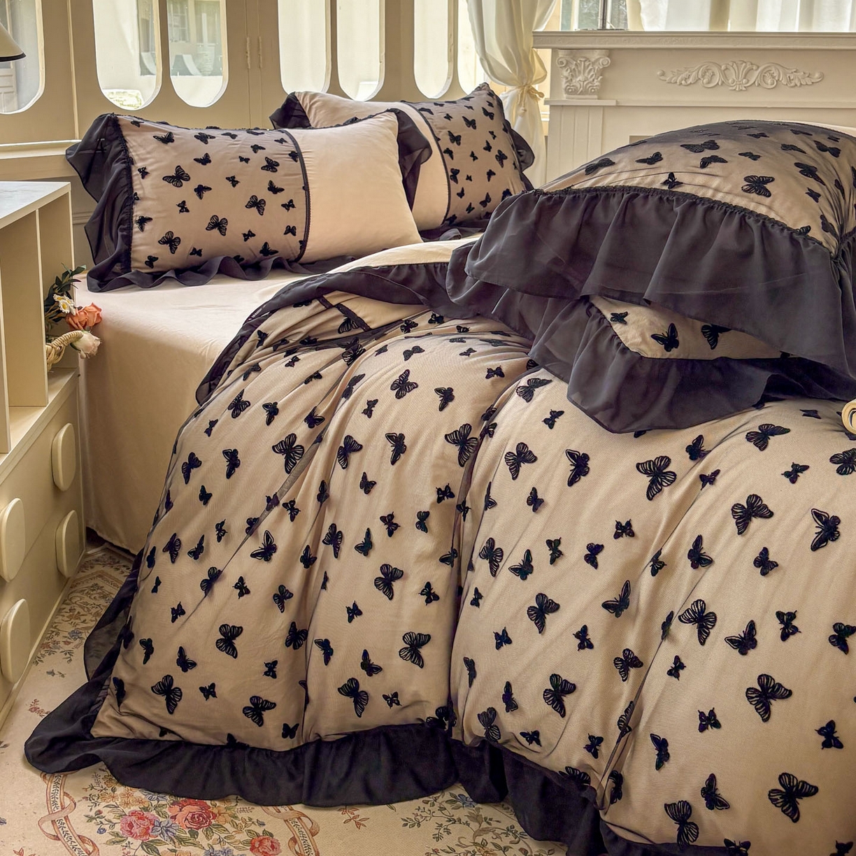 91家纺网 家纺一手货源 找家纺 韩秀家纺 2025法式超柔水洗棉蕾丝花边床裙四件套工艺款床罩床笠款皱皱纱云朵棉四件套-蝴蝶梦境 蝴蝶梦境-咖色