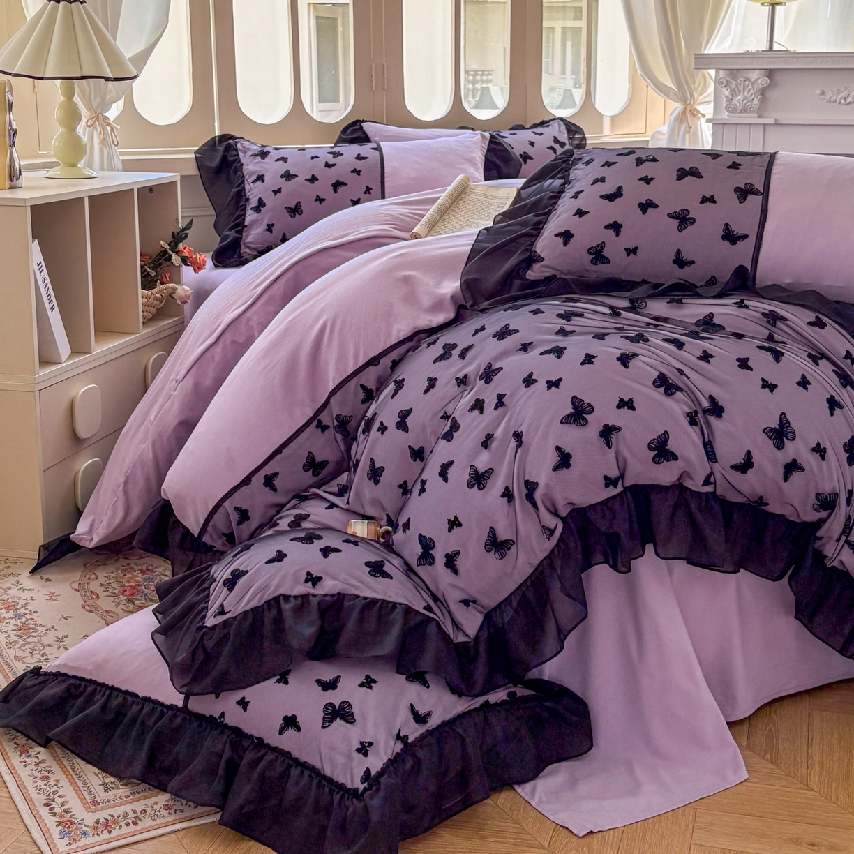91家纺网 家纺一手货源 找家纺 韩秀家纺 2025法式超柔水洗棉蕾丝花边床裙四件套工艺款床罩床笠款皱皱纱云朵棉四件套-蝴蝶梦境 蝴蝶梦境-紫色