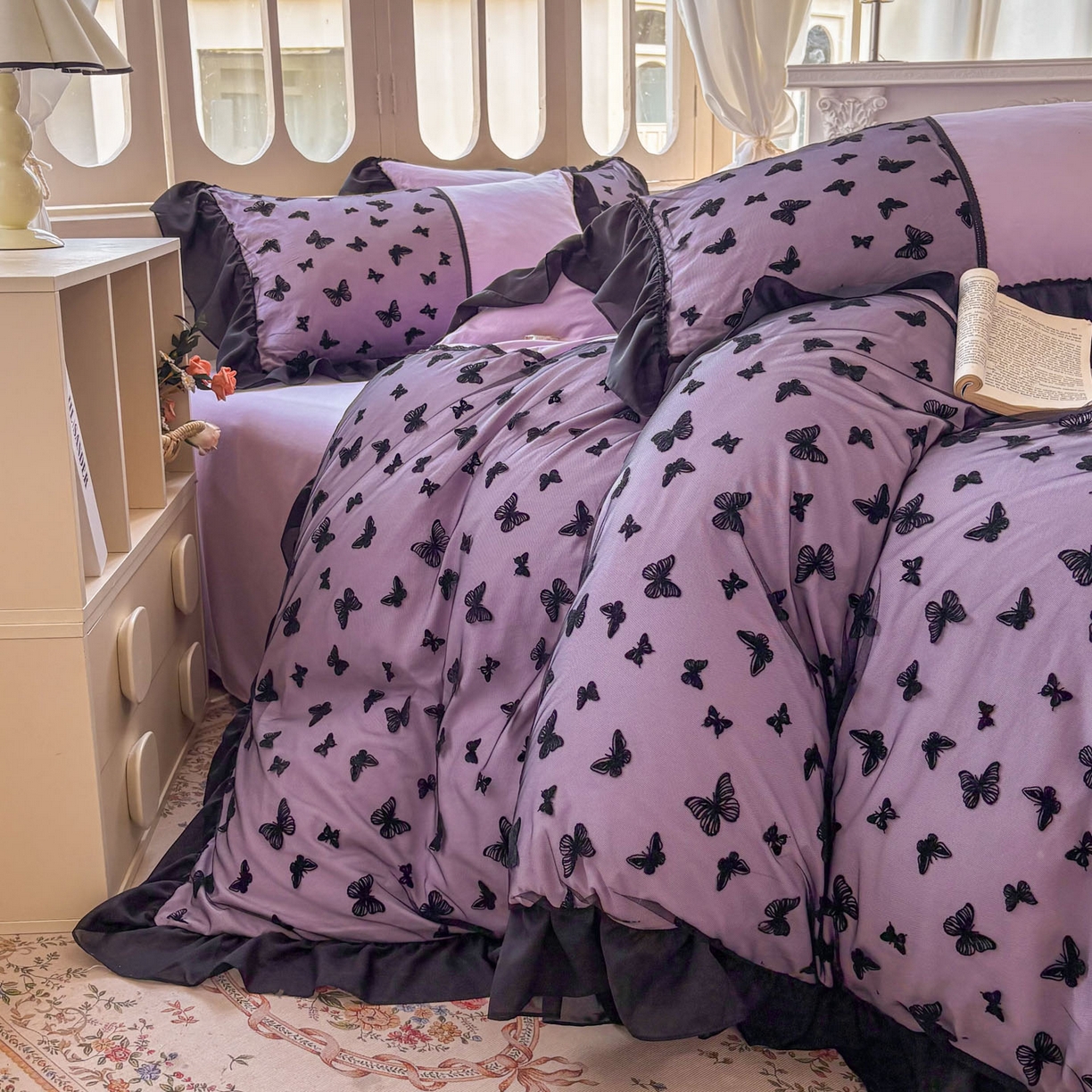 91家纺网 家纺一手货源 找家纺 韩秀家纺 2025法式超柔水洗棉蕾丝花边床裙四件套工艺款床罩床笠款皱皱纱云朵棉四件套-蝴蝶梦境 蝴蝶梦境-紫色