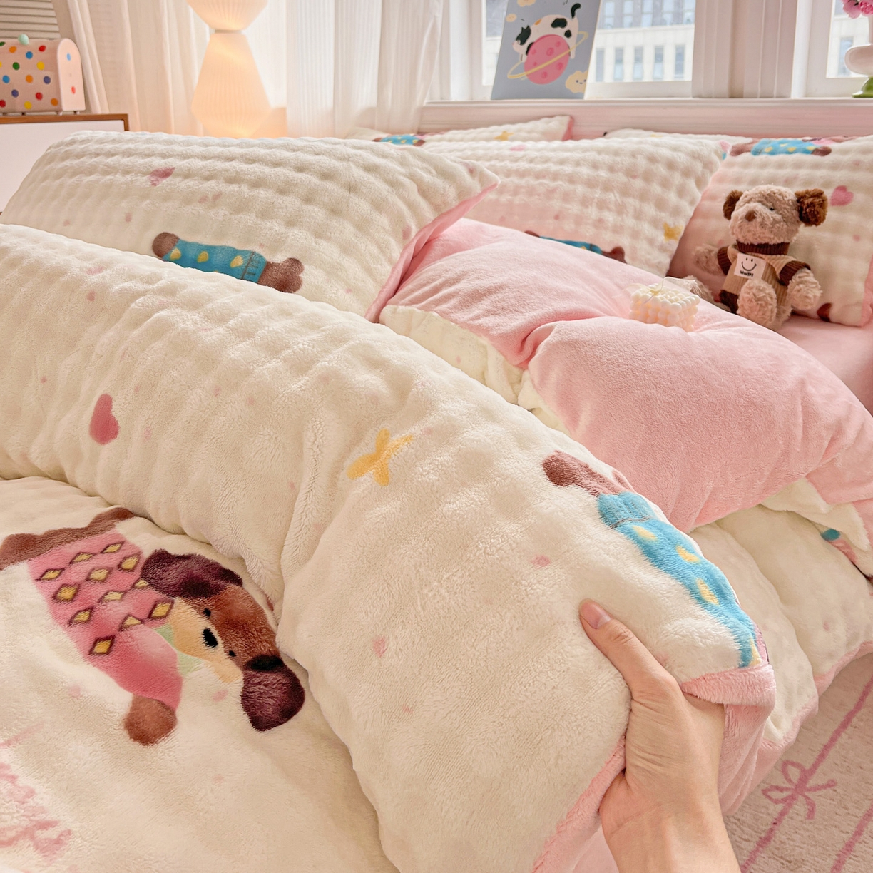 91家纺网 家纺一手货源 找家纺 仟网汇 2025新款泡泡绒牛奶绒四件套 快乐狗仔