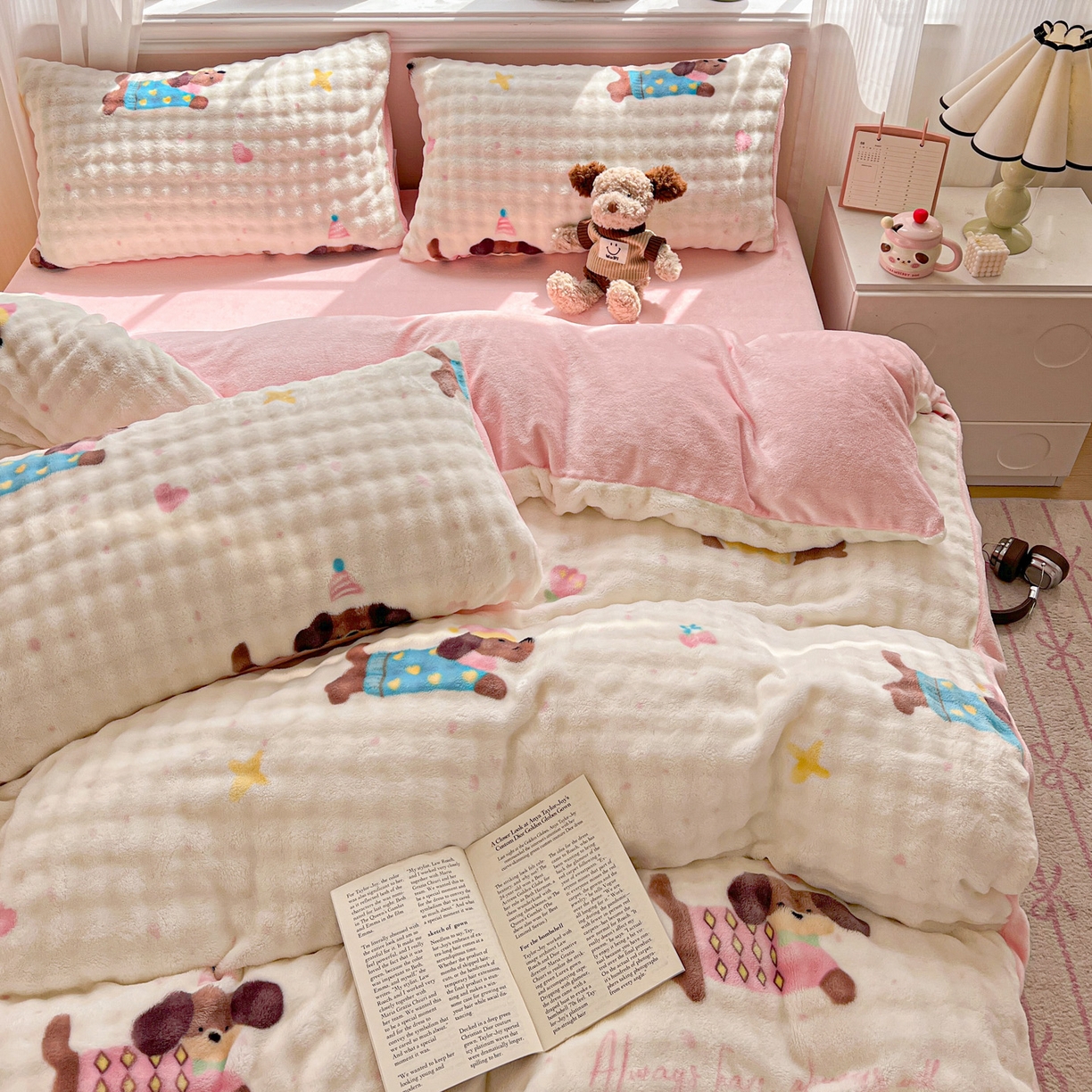 91家纺网 家纺一手货源 找家纺 仟网汇 2025新款泡泡绒牛奶绒四件套 快乐狗仔