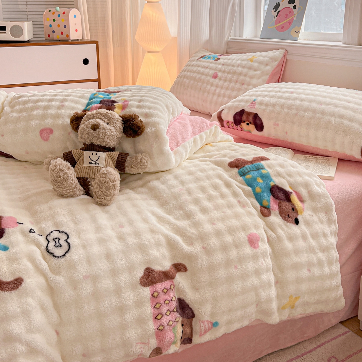 91家纺网 家纺一手货源 找家纺 仟网汇 2025新款泡泡绒牛奶绒四件套 快乐狗仔