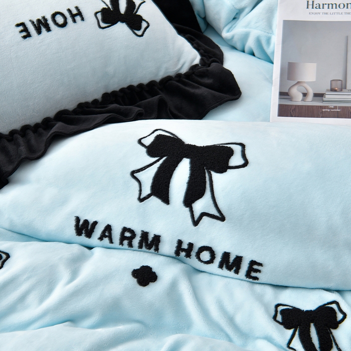 91家纺网 家纺一手货源 找家纺 梦之星 2025新款9斤毛巾绣韩式花边牛奶绒四件套 蝴蝶结-天空蓝