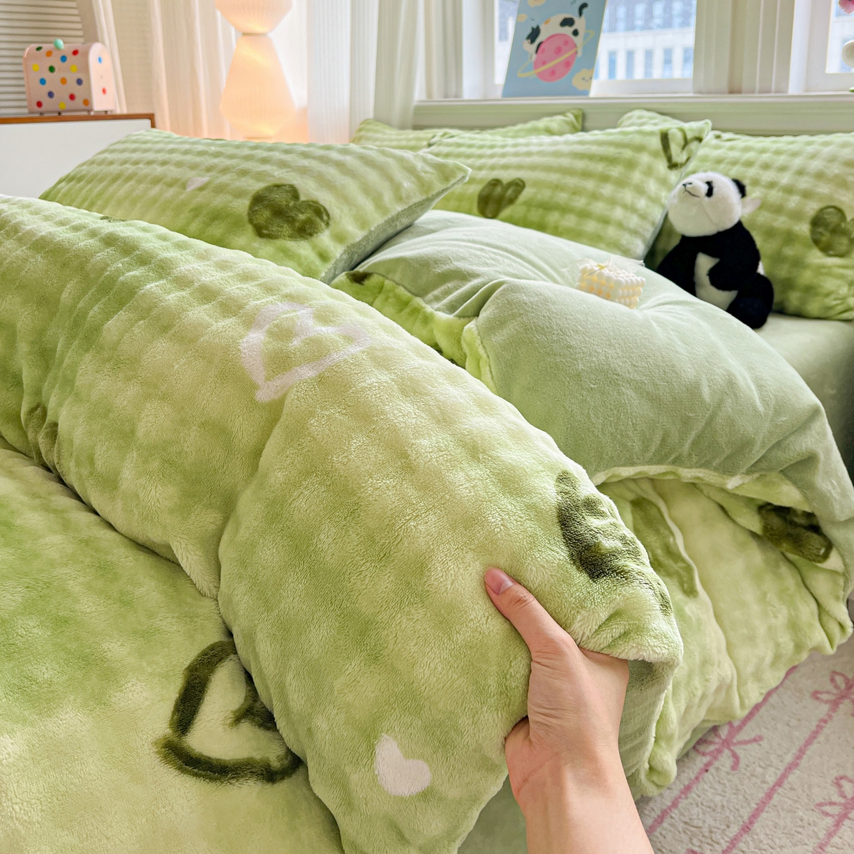 91家纺网 家纺一手货源 找家纺 仟网汇 2025新款泡泡绒牛奶绒四件套 绿爱心