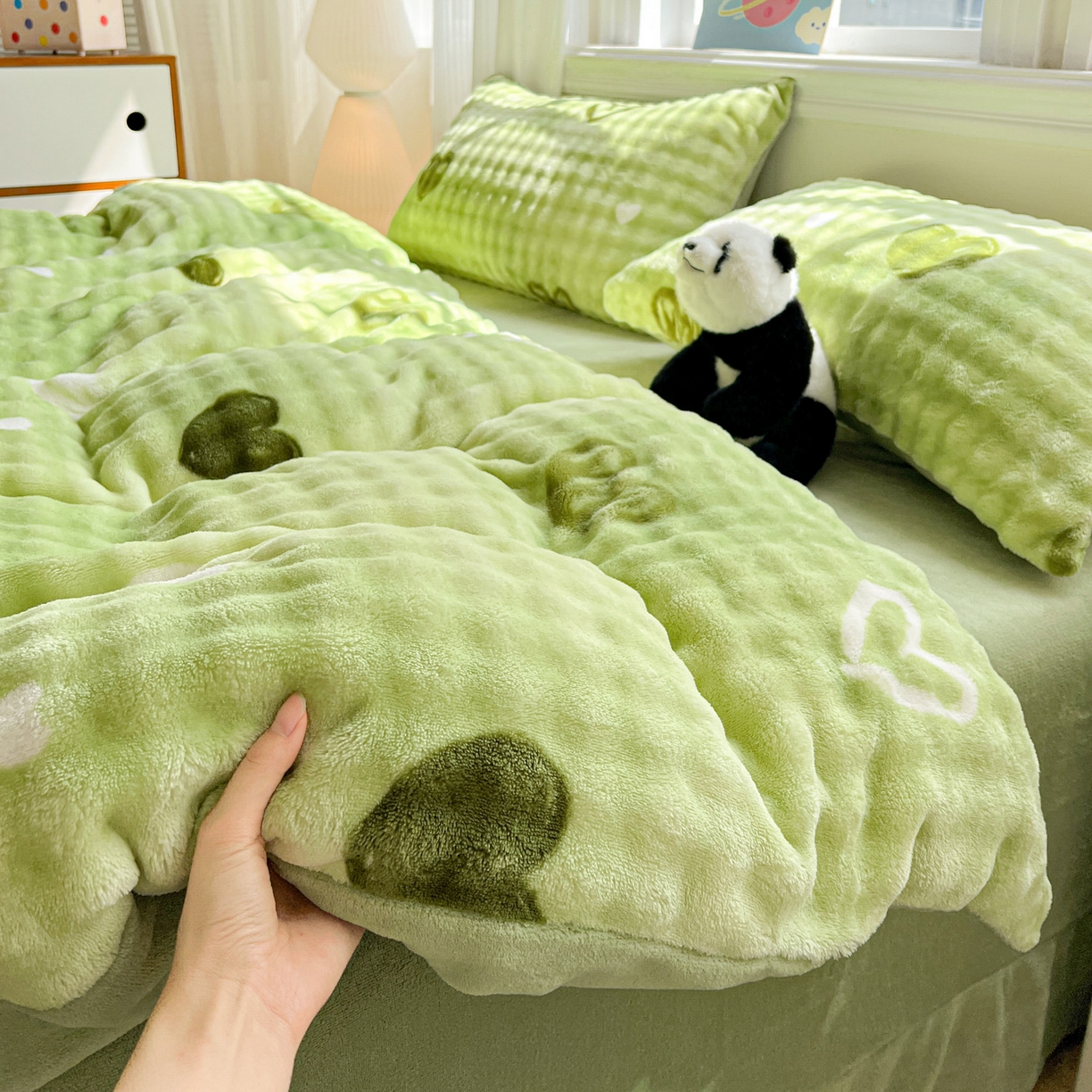 91家纺网 家纺一手货源 找家纺 仟网汇 2025新款泡泡绒牛奶绒四件套 绿爱心