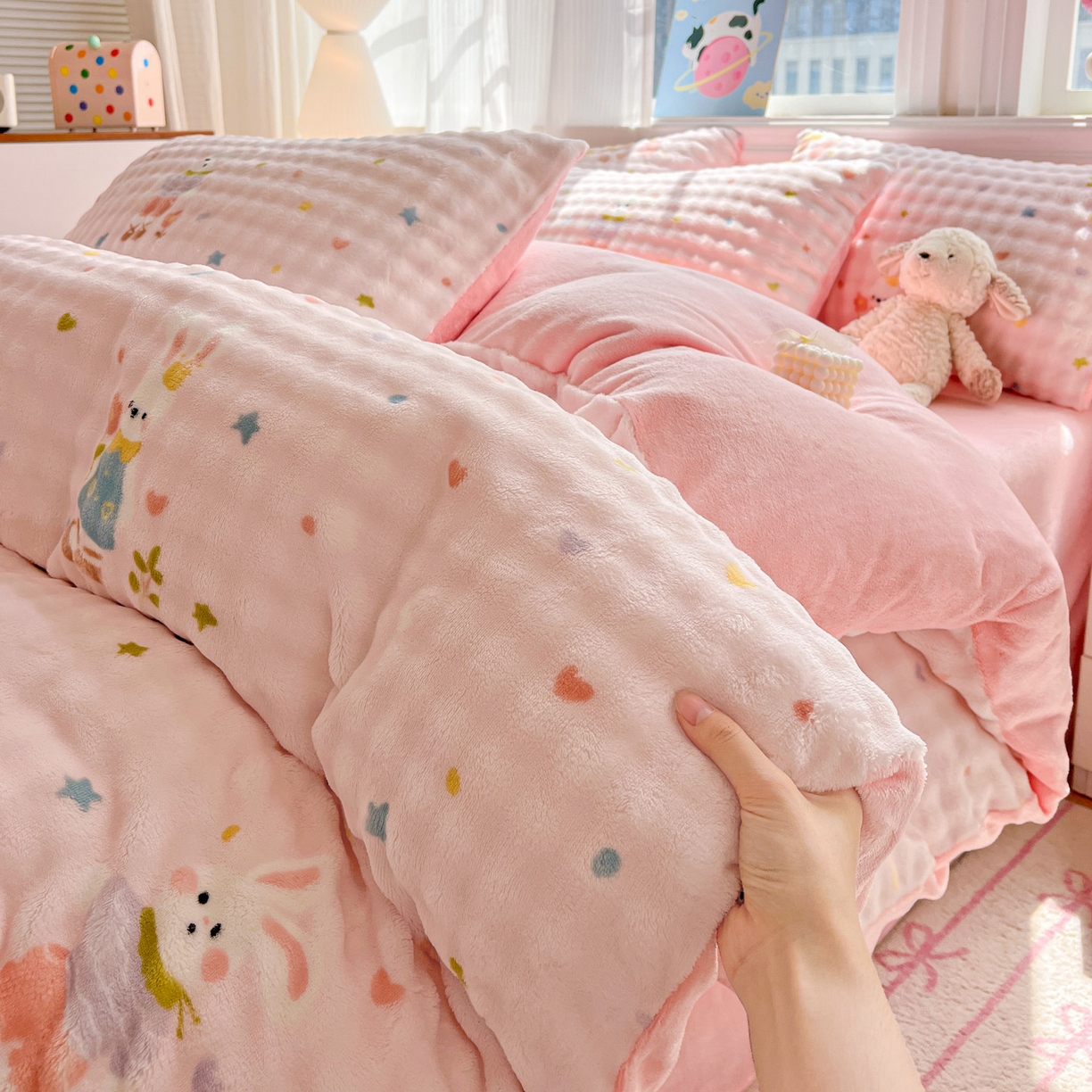 91家纺网 家纺一手货源 找家纺 仟网汇 2025新款泡泡绒牛奶绒四件套 甜心小兔