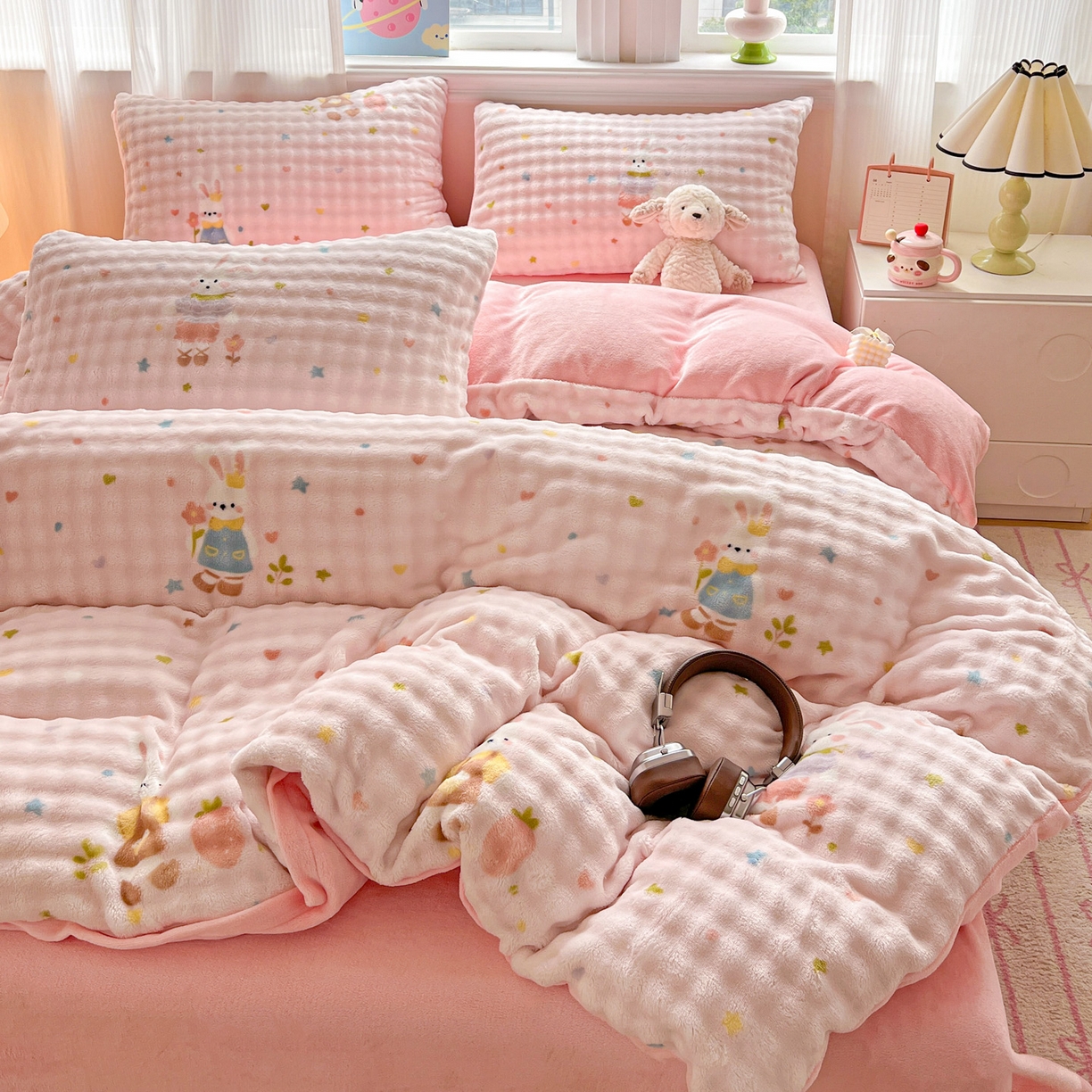 91家纺网 家纺一手货源 找家纺 仟网汇 2025新款泡泡绒牛奶绒四件套 甜心小兔