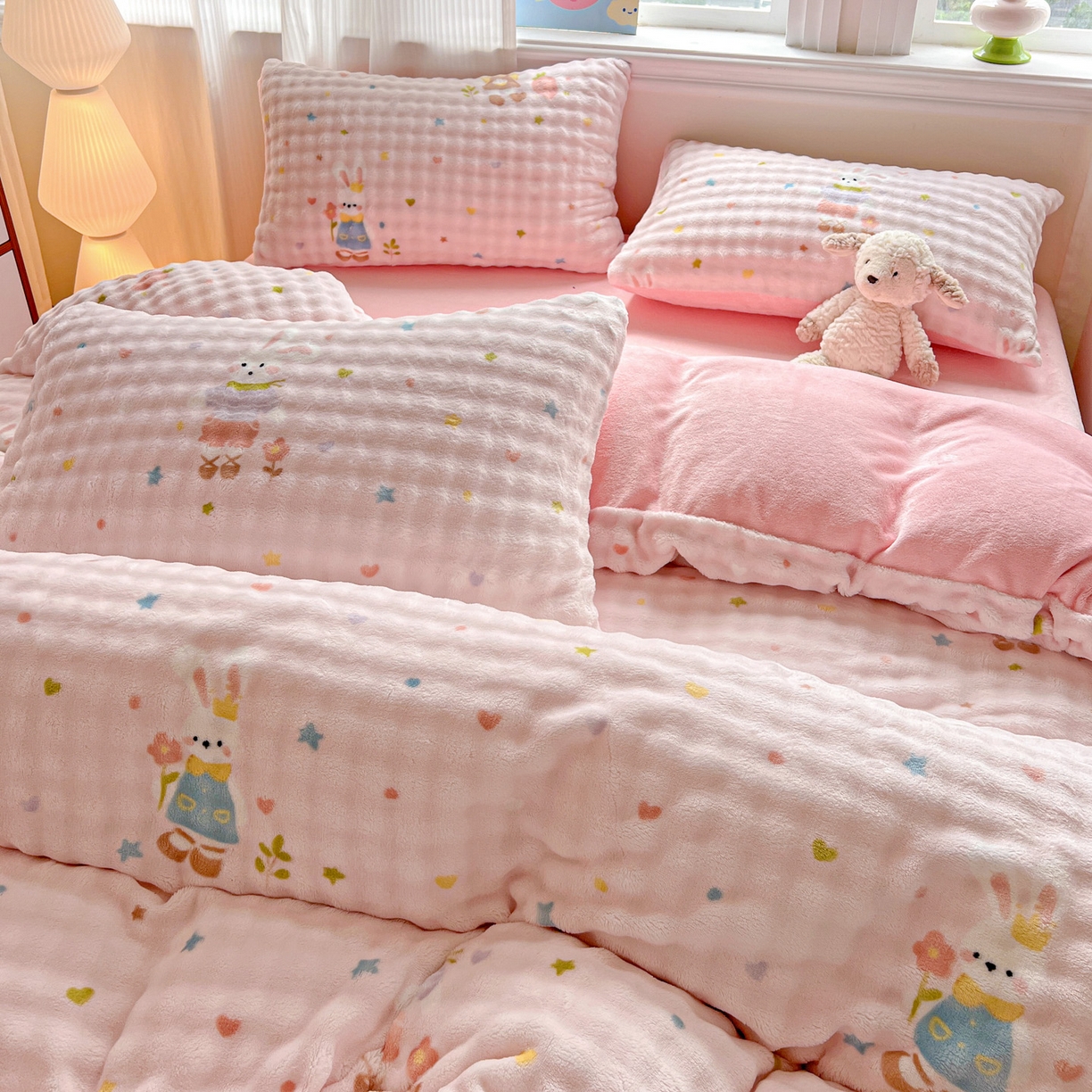 91家纺网 家纺一手货源 找家纺 仟网汇 2025新款泡泡绒牛奶绒四件套 甜心小兔