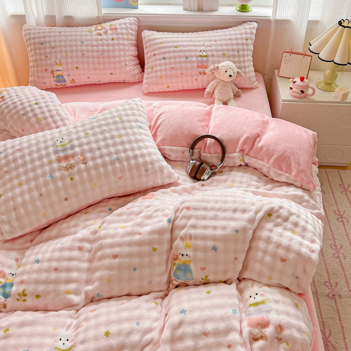 91家纺网 家纺一手货源 找家纺 仟网汇 2025新款泡泡绒牛奶绒四件套 甜心小兔