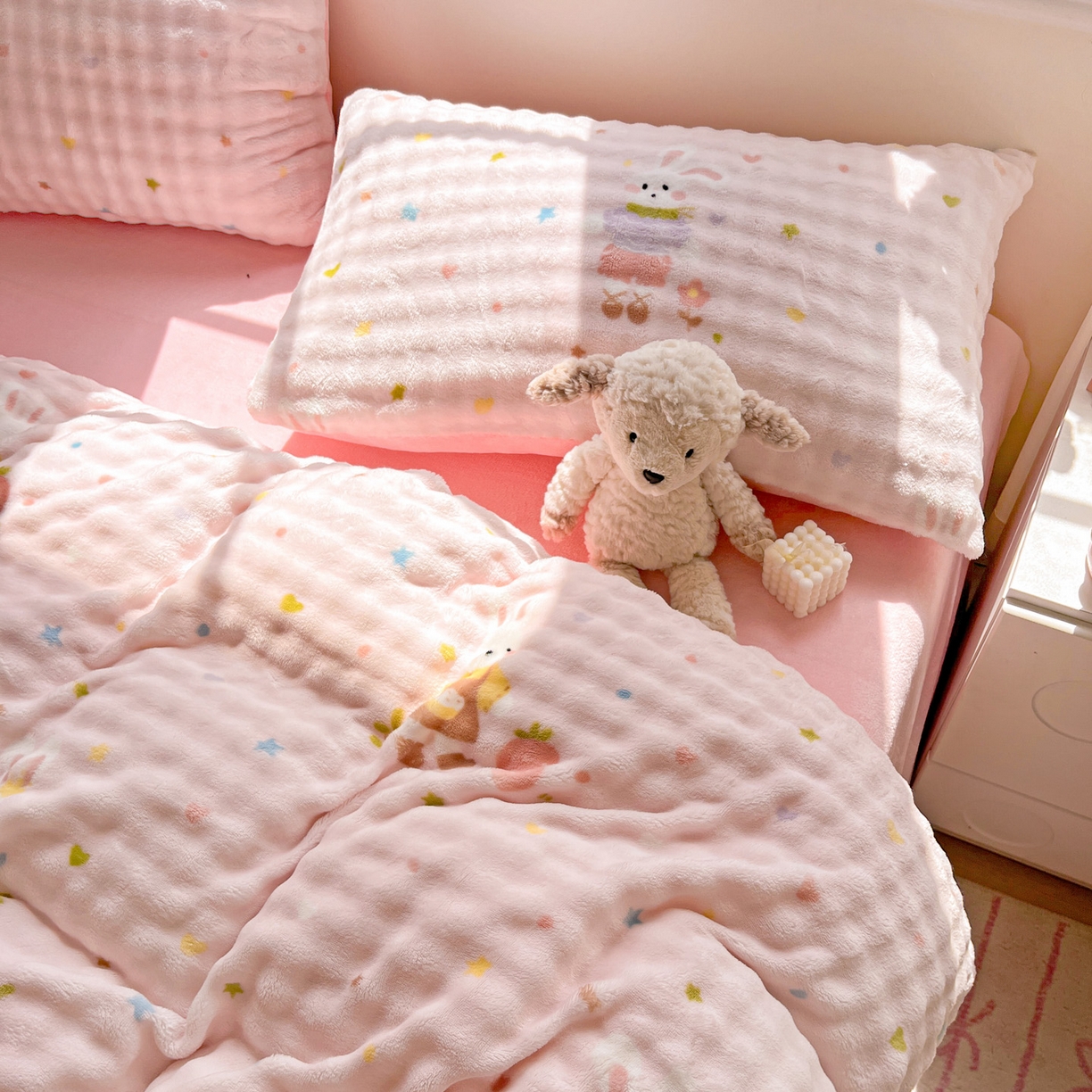 91家纺网 家纺一手货源 找家纺 仟网汇 2025新款泡泡绒牛奶绒四件套 甜心小兔