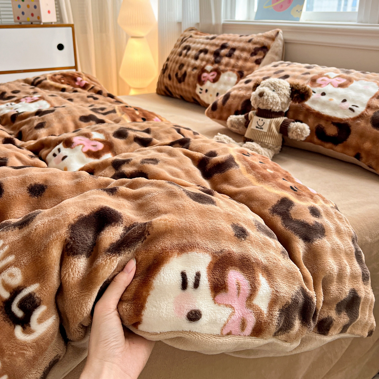 91家纺网 家纺一手货源 找家纺 仟网汇 2025新款泡泡绒牛奶绒四件套 小野猫