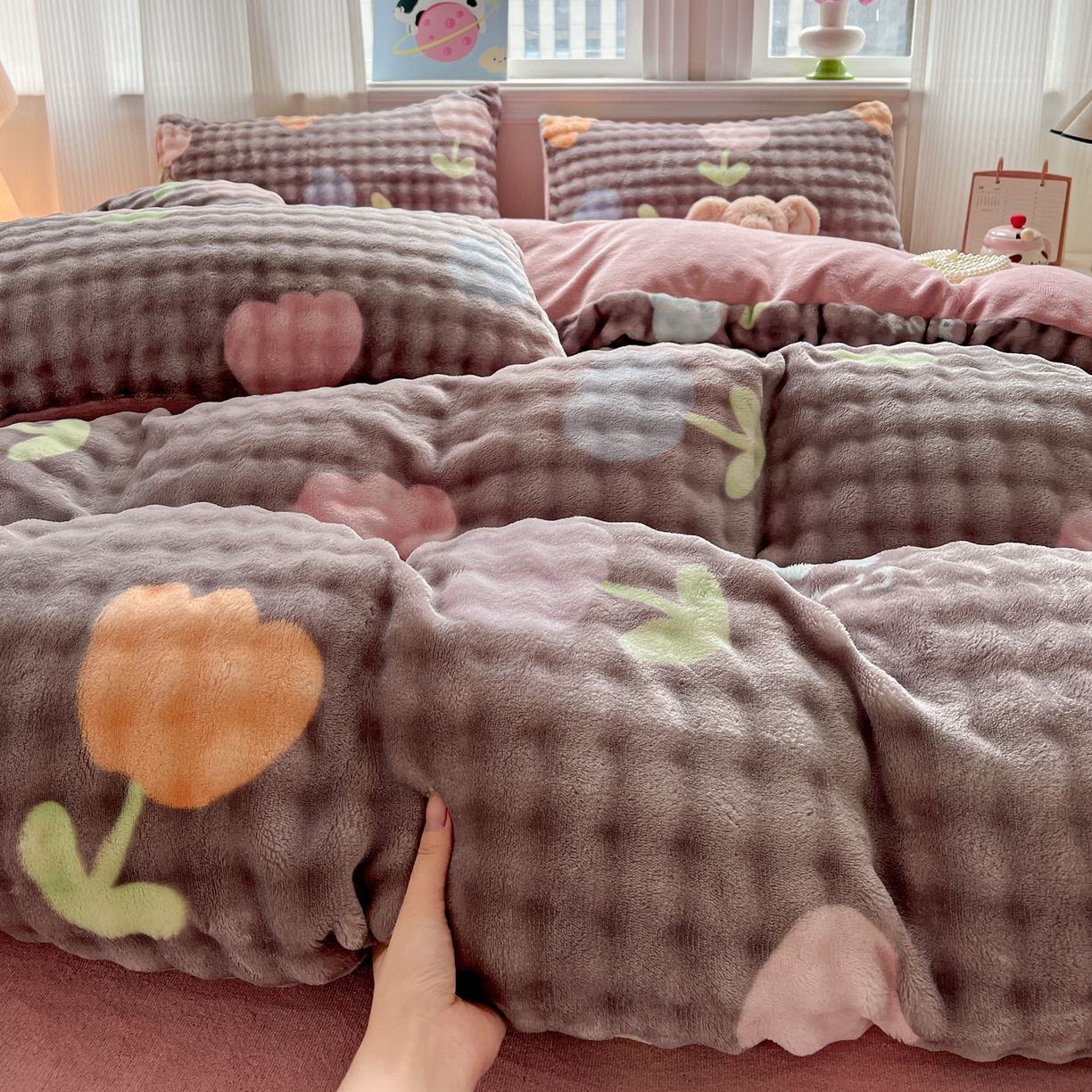 91家纺网 家纺一手货源 找家纺 仟网汇 2025新款泡泡绒牛奶绒四件套 郁金香