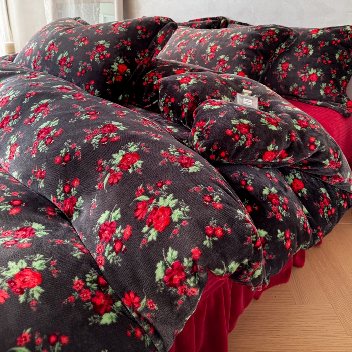 91家纺网 家纺一手货源 找家纺 小叮当家纺仓储工厂店 买家秀 爆款花型2025秋冬新款高克重全消光牛奶绒印花大红喜庆保暖四件套直播 花妖