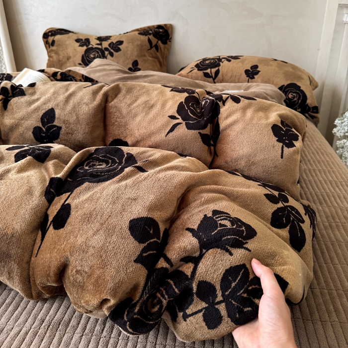 91家纺网 家纺一手货源 找家纺 （总）小叮当家纺仓储工厂店 买家秀 爆款花型2025秋冬新款高克重全消光牛奶绒印花大红喜庆保暖四件套直播