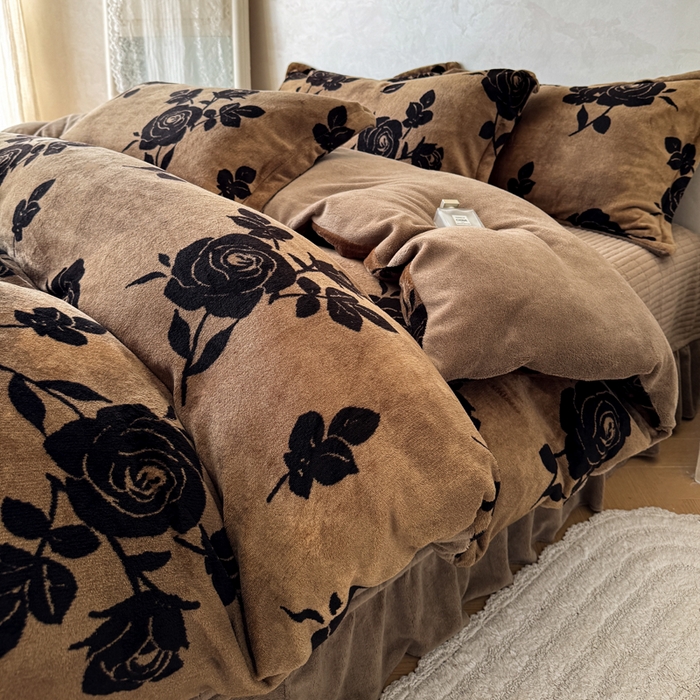 小叮当家纺仓储工厂店 买家秀 爆款花型2025秋冬新款高克重全消光牛奶绒印花大红喜庆保暖四件套直播 玫瑰碎影