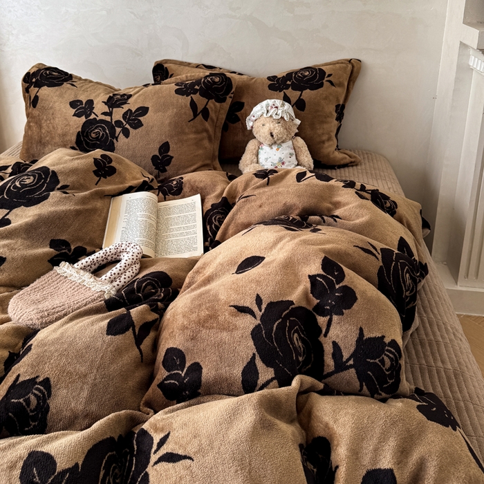 91家纺网 家纺一手货源 找家纺 （总）小叮当家纺仓储工厂店 买家秀 爆款花型2025秋冬新款高克重全消光牛奶绒印花大红喜庆保暖四件套直播