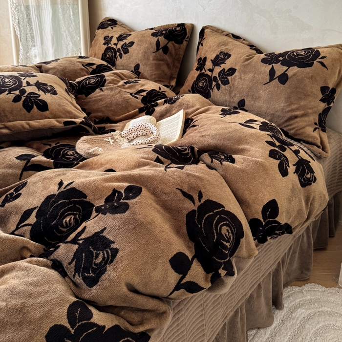 91家纺网 家纺一手货源 找家纺 小叮当家纺仓储工厂店 买家秀 爆款花型2025秋冬新款高克重全消光牛奶绒印花大红喜庆保暖四件套直播 玫瑰碎影