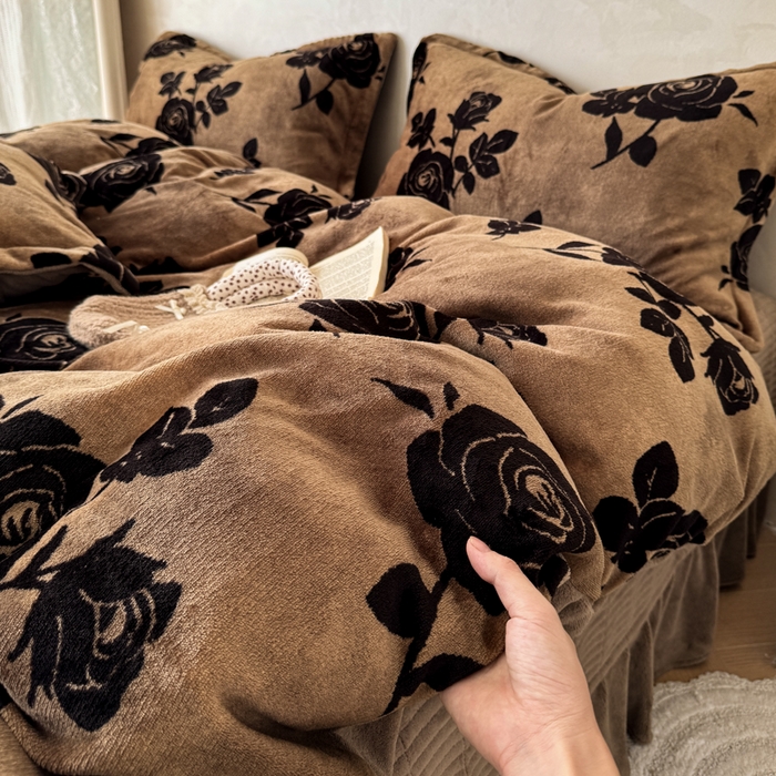 91家纺网 家纺一手货源 找家纺 小叮当家纺仓储工厂店 买家秀 爆款花型2025秋冬新款高克重全消光牛奶绒印花大红喜庆保暖四件套直播 玫瑰碎影