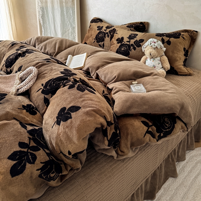 91家纺网 家纺一手货源 找家纺 小叮当家纺仓储工厂店 买家秀 爆款花型2025秋冬新款高克重全消光牛奶绒印花大红喜庆保暖四件套直播 玫瑰碎影