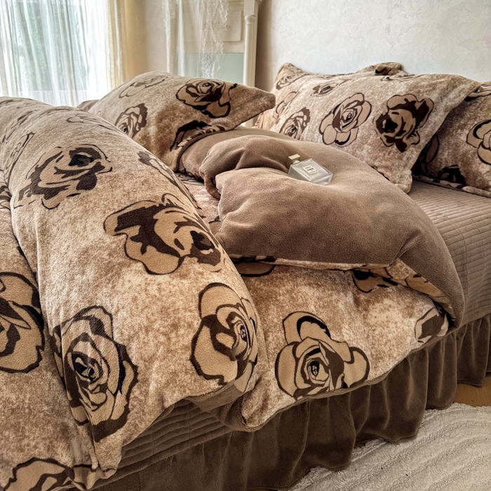 91家纺网 家纺一手货源 找家纺 小叮当家纺仓储工厂店 买家秀 爆款花型2025秋冬新款高克重全消光牛奶绒印花大红喜庆保暖四件套直播 慕色玫瑰