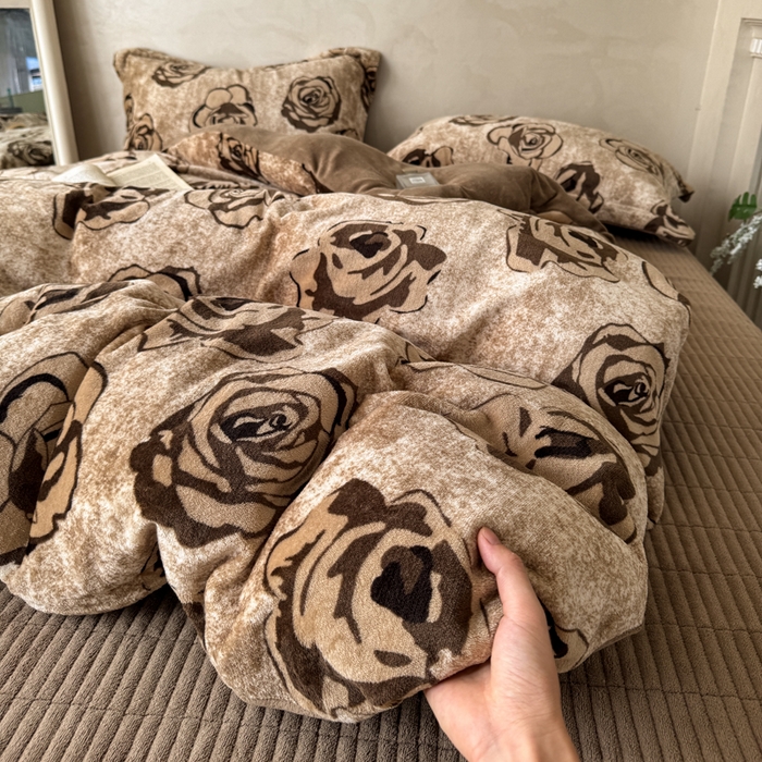 91家纺网 家纺一手货源 找家纺 小叮当家纺仓储工厂店 买家秀 爆款花型2025秋冬新款高克重全消光牛奶绒印花大红喜庆保暖四件套直播 慕色玫瑰