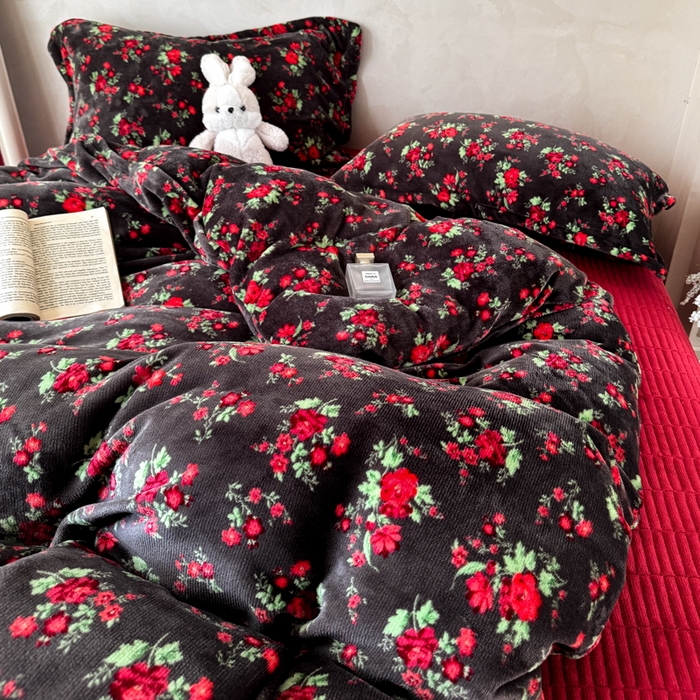 91家纺网 家纺一手货源 找家纺 小叮当家纺仓储工厂店 买家秀 爆款花型2025秋冬新款高克重全消光牛奶绒印花大红喜庆保暖四件套直播 花妖