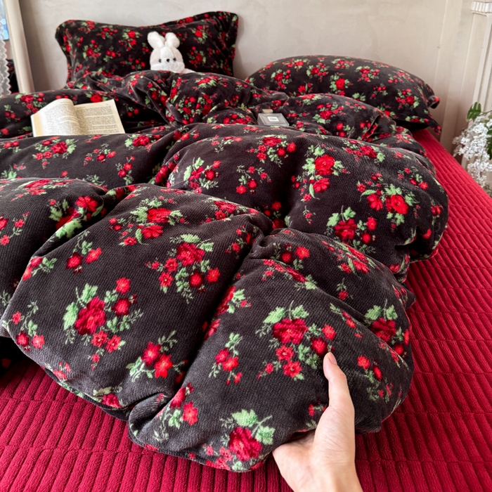 91家纺网 家纺一手货源 找家纺 小叮当家纺仓储工厂店 买家秀 爆款花型2025秋冬新款高克重全消光牛奶绒印花大红喜庆保暖四件套直播 花妖