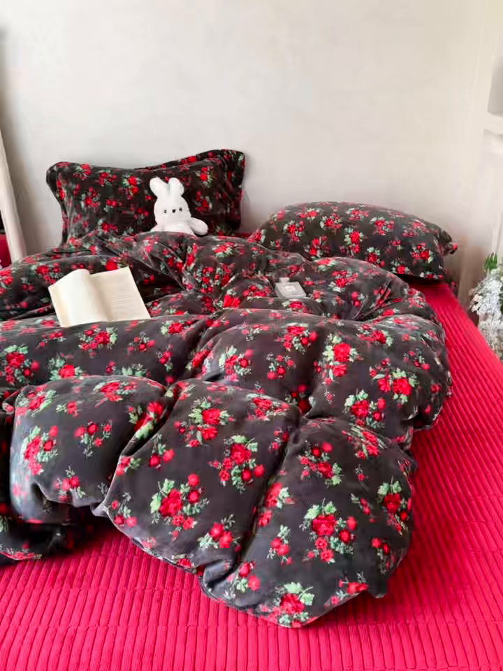 91家纺网 家纺一手货源 找家纺 小叮当家纺仓储工厂店 买家秀 爆款花型2025秋冬新款高克重全消光牛奶绒印花大红喜庆保暖四件套直播 花妖