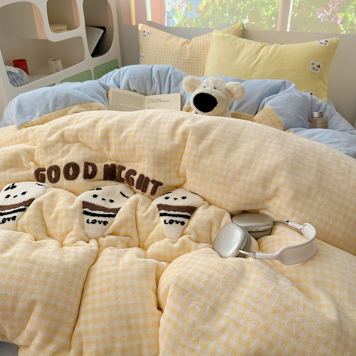 91家纺网 家纺一手货源 找家纺 小叮当家纺仓储工厂店 买家秀 爆款花型2025新款秋冬保暖牛奶绒卡通小清新毛巾绣系列四件套 黄格冰淇淋