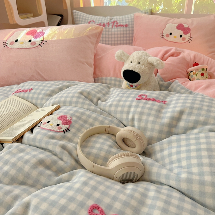 91家纺网 家纺一手货源 找家纺 小叮当家纺仓储工厂店 买家秀 爆款花型2025新款秋冬保暖牛奶绒卡通小清新毛巾绣系列四件套 蓝格猫咪