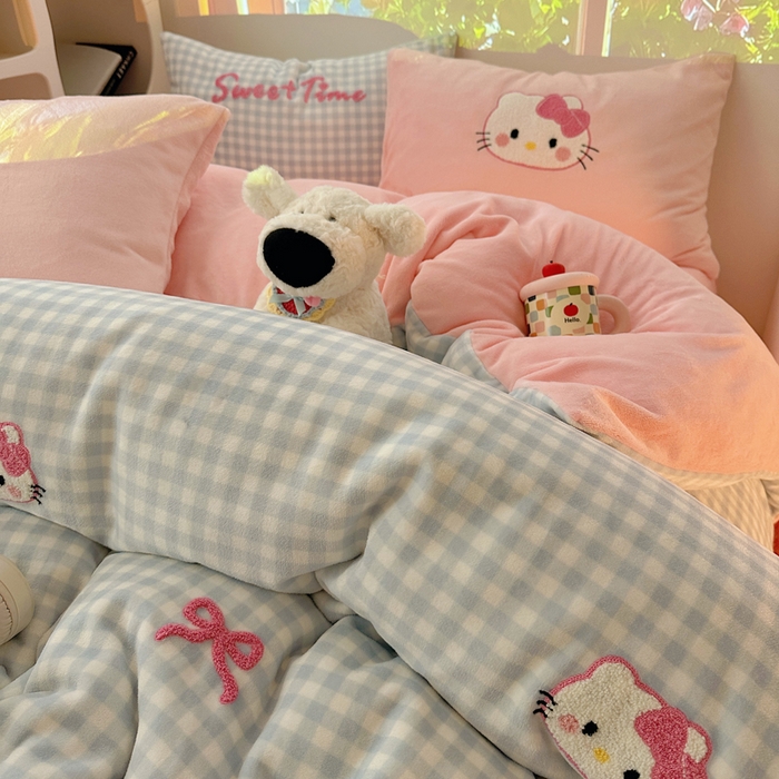 91家纺网 家纺一手货源 找家纺 小叮当家纺仓储工厂店 买家秀 爆款花型2025新款秋冬保暖牛奶绒卡通小清新毛巾绣系列四件套 蓝格猫咪