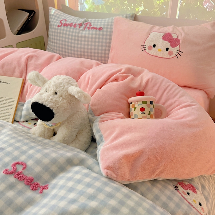 91家纺网 家纺一手货源 找家纺 小叮当家纺仓储工厂店 买家秀 爆款花型2025新款秋冬保暖牛奶绒卡通小清新毛巾绣系列四件套 蓝格猫咪