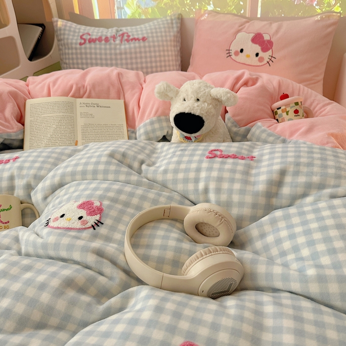 91家纺网 家纺一手货源 找家纺 小叮当家纺仓储工厂店 买家秀 爆款花型2025新款秋冬保暖牛奶绒卡通小清新毛巾绣系列四件套 蓝格猫咪