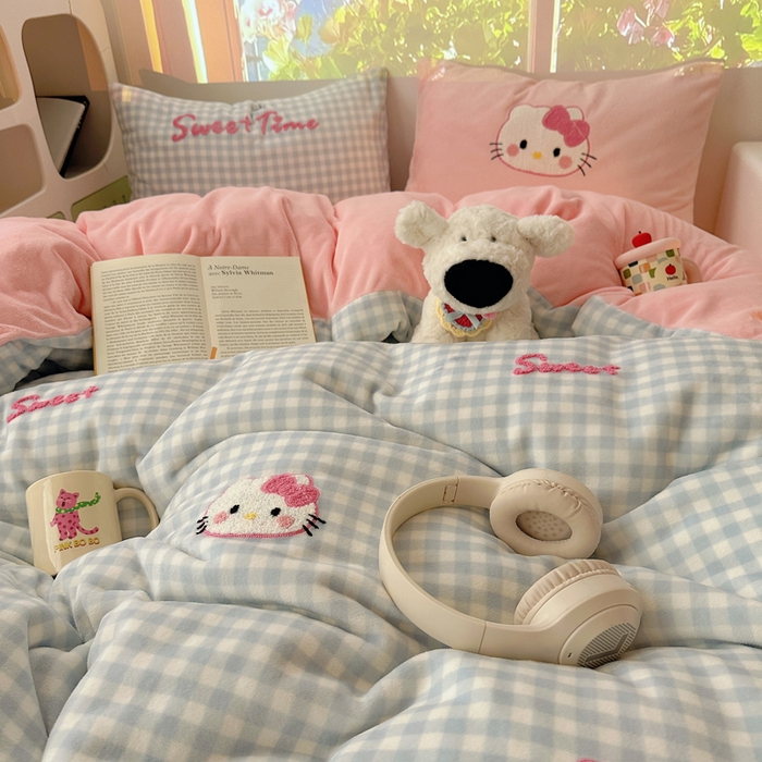 91家纺网 家纺一手货源 找家纺 小叮当家纺仓储工厂店 买家秀 爆款花型2025新款秋冬保暖牛奶绒卡通小清新毛巾绣系列四件套 蓝格猫咪