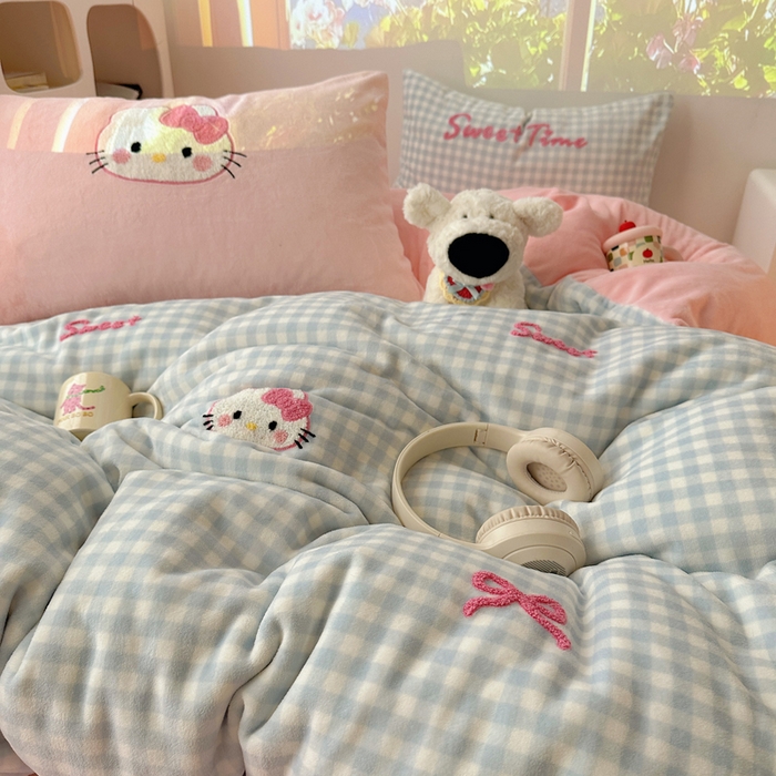 91家纺网 家纺一手货源 找家纺 小叮当家纺仓储工厂店 买家秀 爆款花型2025新款秋冬保暖牛奶绒卡通小清新毛巾绣系列四件套 蓝格猫咪