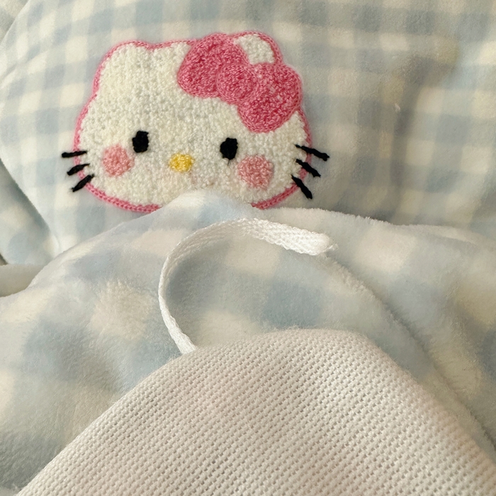 91家纺网 家纺一手货源 找家纺 小叮当家纺仓储工厂店 买家秀 爆款花型2025新款秋冬保暖牛奶绒卡通小清新毛巾绣系列四件套 蓝格猫咪