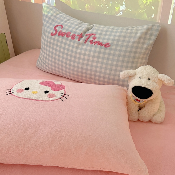 91家纺网 家纺一手货源 找家纺 小叮当家纺仓储工厂店 买家秀 爆款花型2025新款秋冬保暖牛奶绒卡通小清新毛巾绣系列四件套 蓝格猫咪