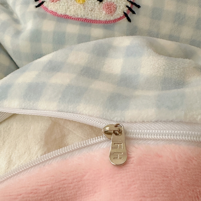 91家纺网 家纺一手货源 找家纺 小叮当家纺仓储工厂店 买家秀 爆款花型2025新款秋冬保暖牛奶绒卡通小清新毛巾绣系列四件套 蓝格猫咪